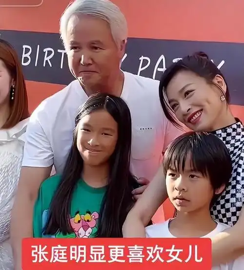 而张庭的女儿小时候还能称一声可爱,但长大后的长相就越来越不讨喜.