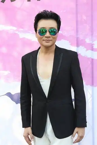 钟浩开嗓模仿张国荣引尖叫自曝感情空窗