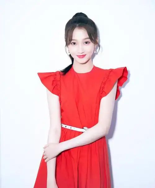 实名羡慕鹿晗,关晓彤穿红色吊带裙大秀美腿,侧面更前凸后翘了