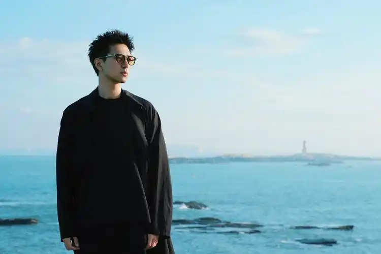 李现海边碎片plog 全黑造型,蓝天 白云 大海和少年,好帅!