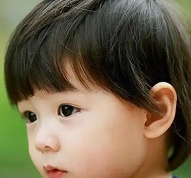 1,3岁女童碎发短发发型这款短碎发发型适合2到3岁的小姑娘,因为小女童