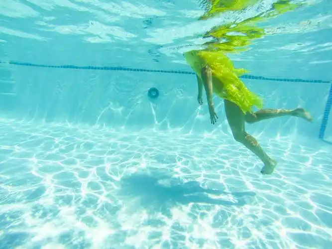 水下的女孩,年轻女子在游泳池水下游泳.