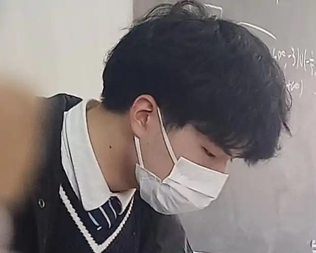 初中校草vs大学校草一个奶里奶气一个硬朗帅气差距大