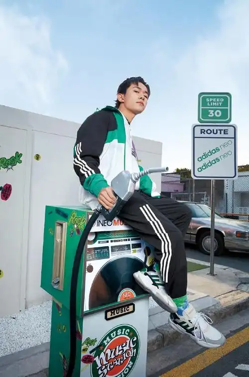 易烊千玺穿冲锋衣,"直男绿"原来这么好看?真的是男大18变