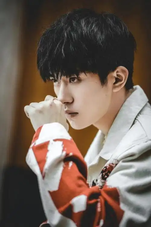 易烊千玺壁纸微笑易烊千玺壁纸