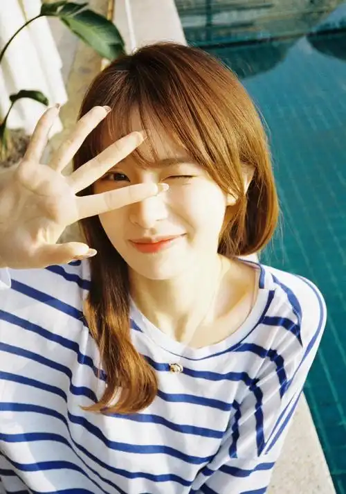 拍照片摆什么手势最好看?9个走哪拍哪的自然手部摆姿,进来抄下作业