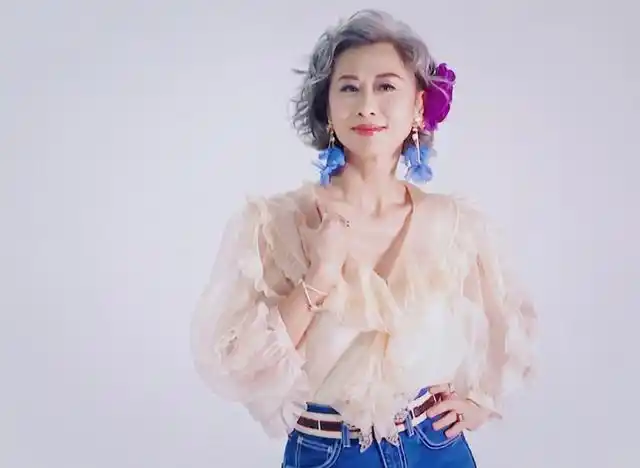 61岁叶倩文,头发斑白,很多网友却称赞"太优雅",人生如斯足矣