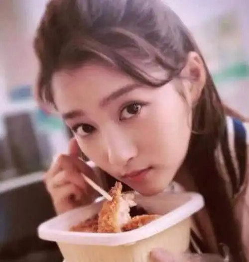 如今的杨幂可以说是一位妥妥的当红一线女星了,但是在片场吃饭时