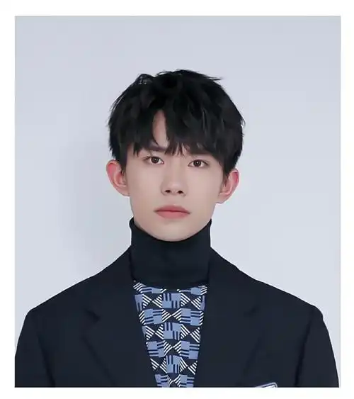 易烊千玺证件照帅出新高度西装杀军装杀四字弟弟长大了