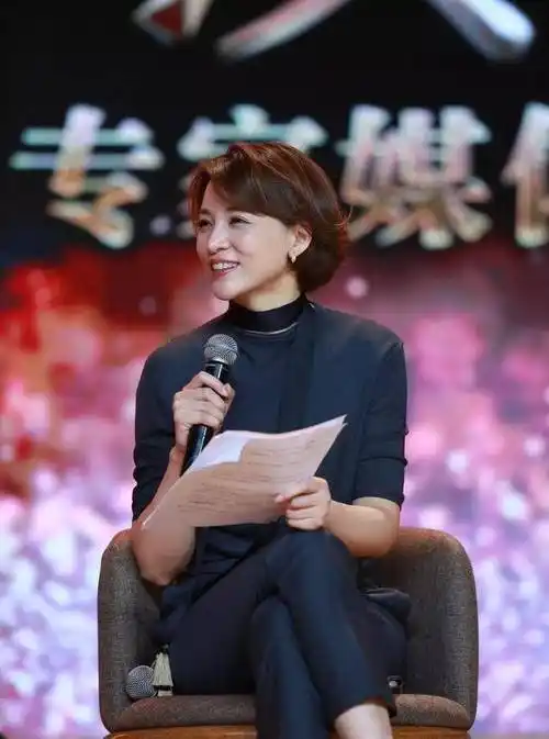 原创董卿带儿子游动物园被拍穿卫衣打扮朴素头发乱儿子侧脸像妈妈