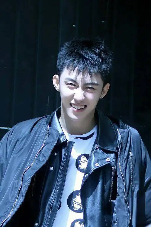 攻气十足的黄景瑜也有少年感的时候出道前自拍更帅