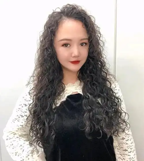 烫发可以提升发型的时髦感,拉高颜值和气质,但选择了不适合自己的卷发