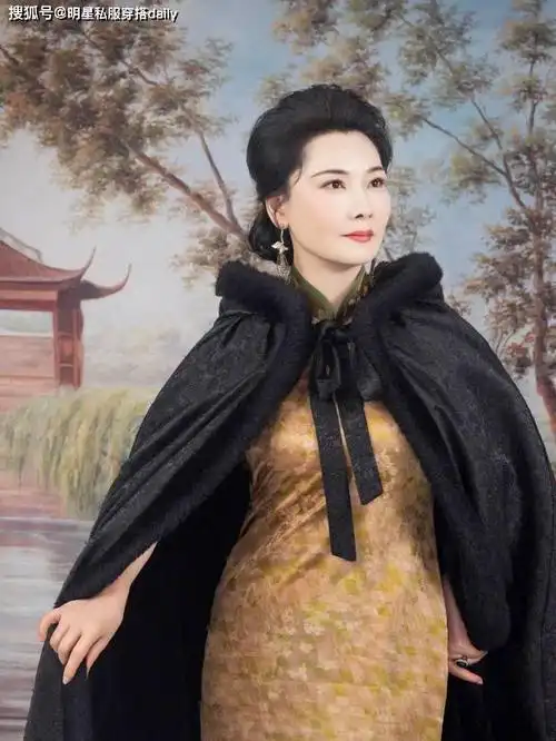 60岁金鸡影后何赛飞云鬓蓬松3套旗袍韵味十足值得中年女人借鉴