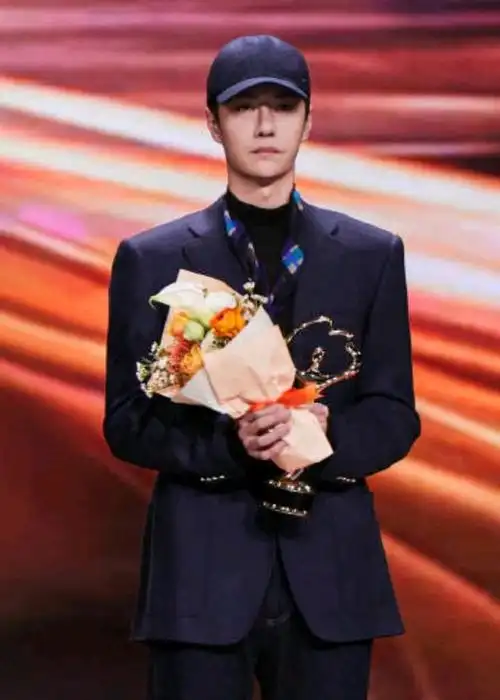 而晗晗qvq竟没有下限,造谣自己怀孕,怀了王一博的孩子,而王一博坚决