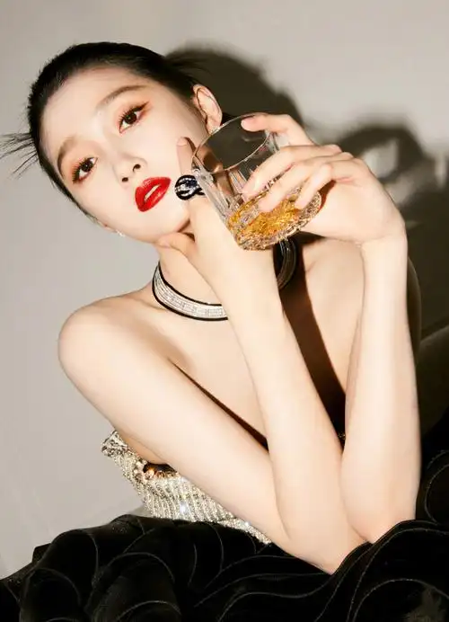 关晓彤戛纳黑色闪钻礼服#关晓彤将亮相第76届戛纳电影节开幕红毯乙