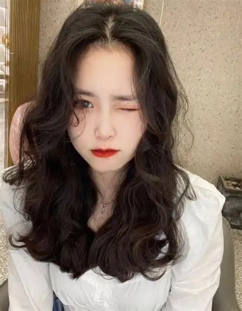 中长发烫卷发发型女