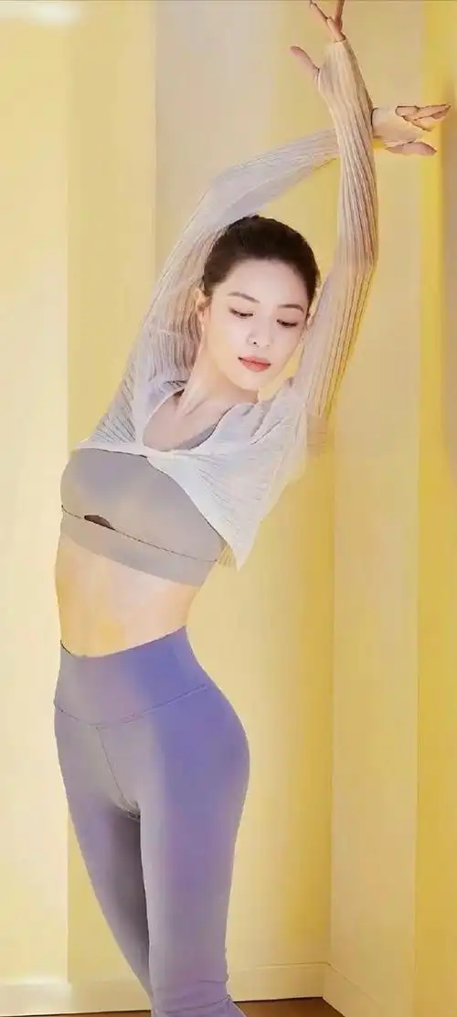 里,好像其他的戏剧并没有太出圈,最出圈的非电影《宠爱》里与陈伟霆的