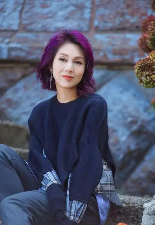 杨千嬅真是把紫色爱进了骨子里,不仅仅她的头发发色是紫色,她的各种