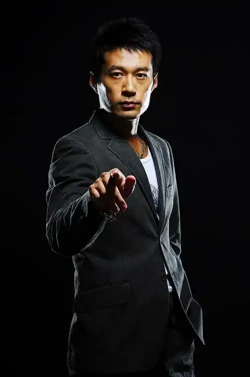 宝藏大叔谭凯20多岁事业有成30岁放弃百万年薪转行当演员