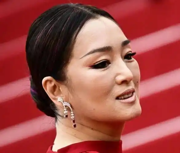 戛纳红毯,巩俐生图流出差距大,颈纹多显老态,毫无"巩皇"风范_老公