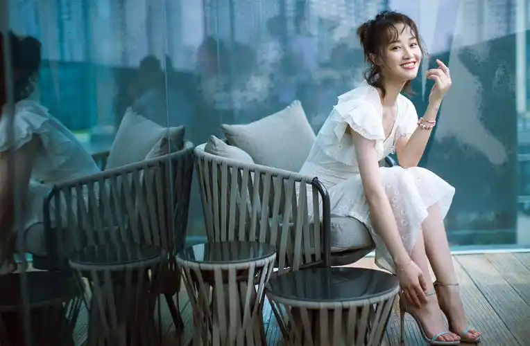 蓝盈莹出席活动造型时尚 清新优雅一展曼妙身材