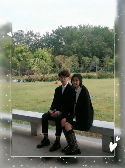 我家有女初长成,兄妹二人合照