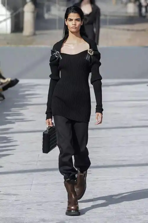 秋冬米兰时装周超模刘雯极简美学秀场bottegaveneta新任设计师首秀