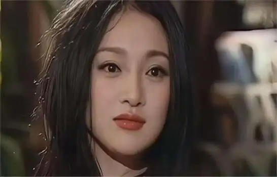 范晓萱在2024年2月9日发布了一条微博,手里拿着春联,上面写满了她用