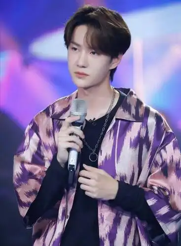 还嫌花衬衫不够时尚王一博蔡徐坤刘雨昕早早就上身啦