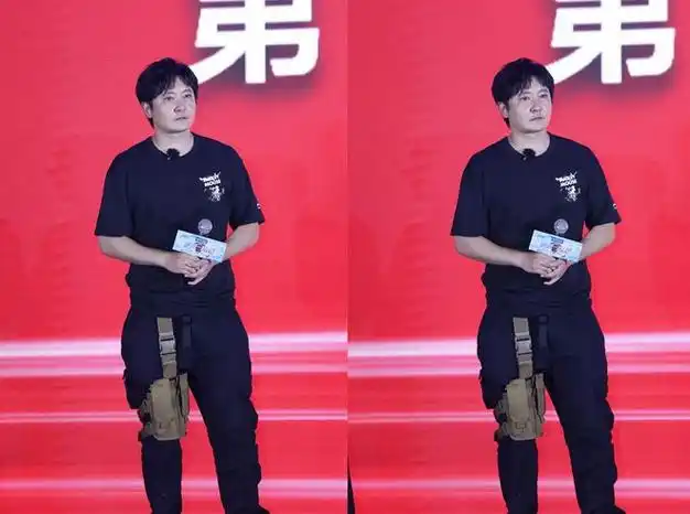 郭京飞的迷彩t恤挺显瘦的配紧身裤却不庸俗意外的出彩