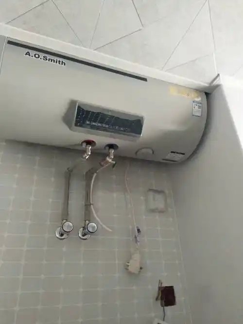 我选了集成吊顶挺省事,做工的小师傅一天就弄完了,热水器弄的半包