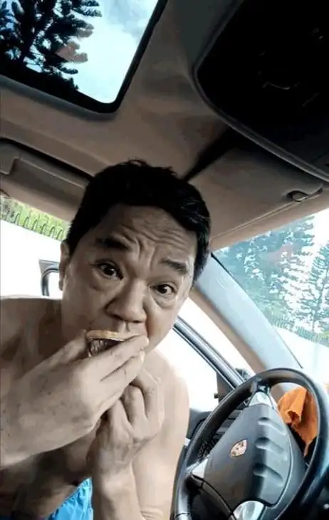 黄光亮,这位曾在电影《监狱风云》中饰演傻标的传奇港星,现年64岁,他