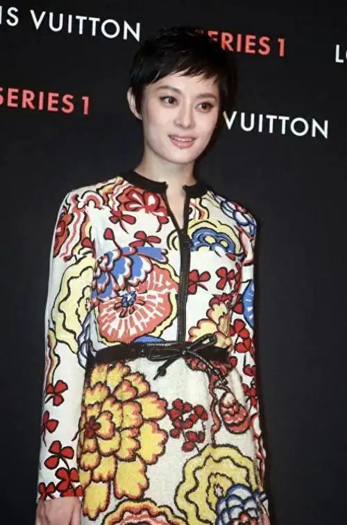 孙俪虽然个子不高但穿印花裙配高跟鞋筷子腿还是很吸睛