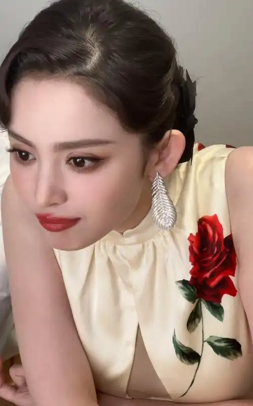 娜扎红玫瑰旗袍#古力娜扎最新物料旗袍   这个回眸 01 阮总救我 我