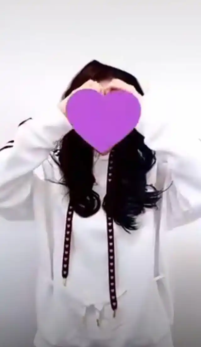 最后杨幂还向大家比心.