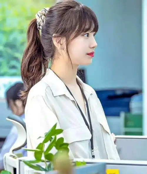 在梳高马尾辫时她则选择了空气刘海,下庭较短的女生可以借鉴这样的