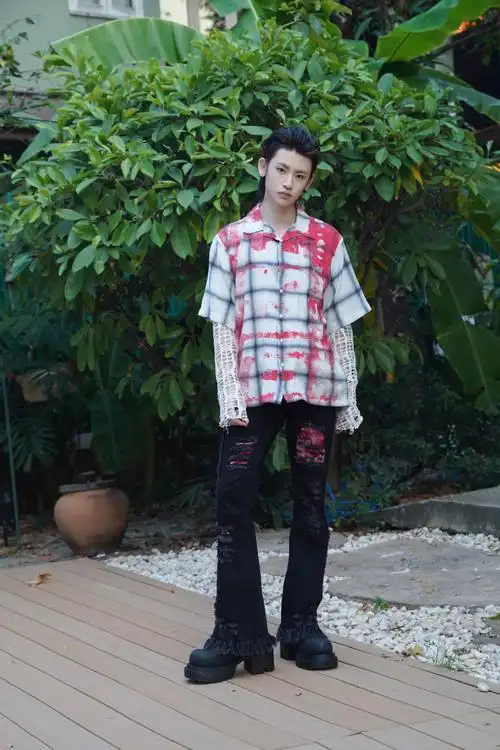 音你经纪人兼主持人@小鬼-王琳凯帅气登场!