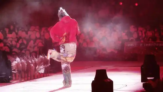 华晨宇yu你是个小圆规吧06在舞台上画圈圈,这害羞就会踢脚脚转圈圈