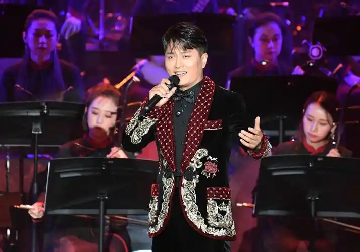 10月16日,在"花样年华"音乐会现场,北京歌剧舞剧院演员云飞在演唱.