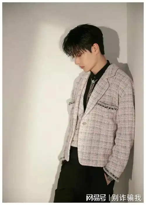 一博,冰山帅哥,一脸帅气的模样也是令人羡慕,造型魅力十足|内搭|发型