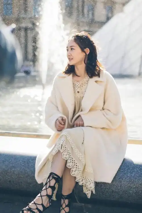 郑恺老婆苗苗一个人现身机场粉色外套配阔腿裤很低调生图很美