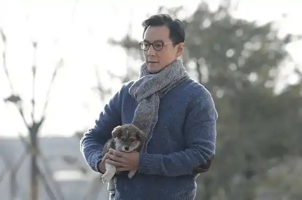 47岁吴彦祖受邀到大学讲课,胡子拉碴略显老态,被指撞脸苏大强_建筑