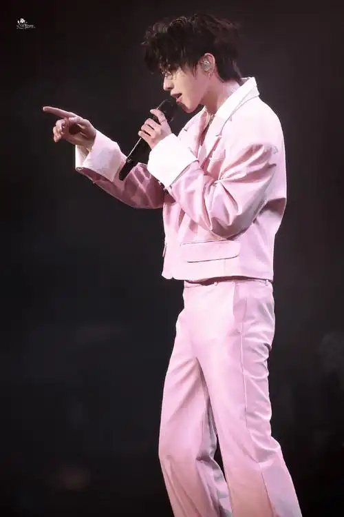 蔡徐坤演唱会即兴创作舞台##蔡徐坤2023迷巡回演唱会