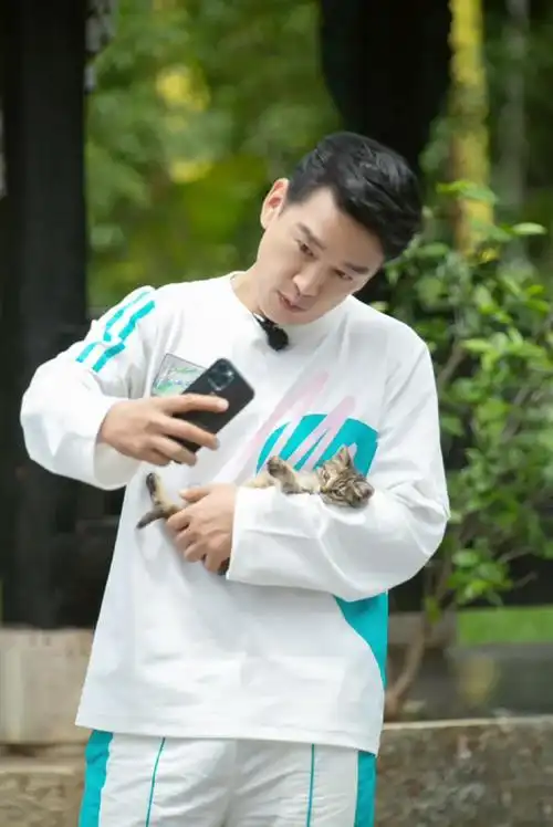 回顾王耀庆因懒得搬家娶了房东女儿婚后生两子生活幸福美满