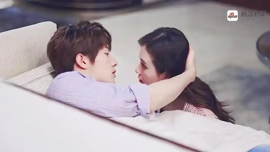 白敬亭对郑合惠子和林允的态度,截然不同,一眼就知谁是真爱