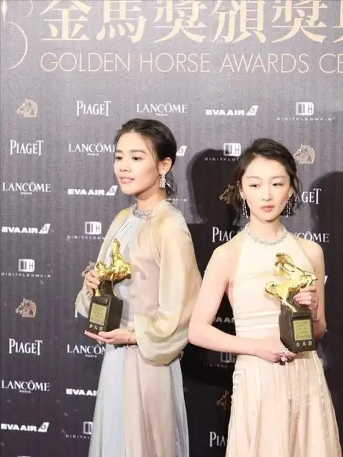 在第57届金马奖的典礼上周冬雨身穿华丽礼服,自信满满的坐在嘉宾席