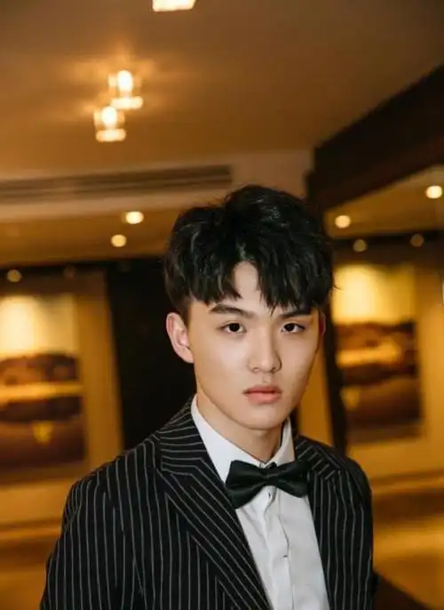 这位小演员名字叫做郑伟,2000出生,一个标准的00后,从小就喜欢演戏