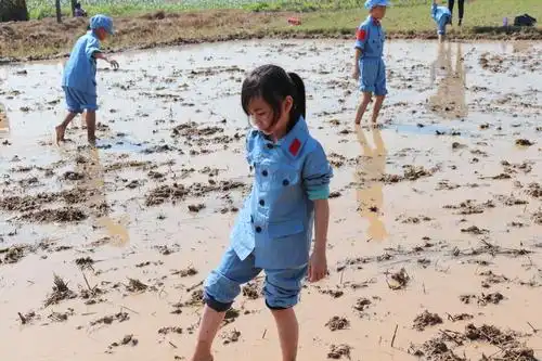 第一次在泥地里赤脚走,每一步都还是要小心谨慎点