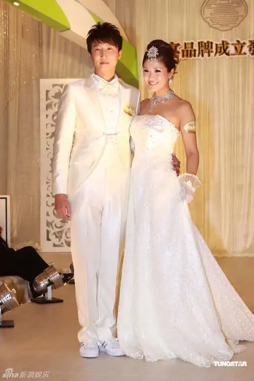 组图:洪天明周家蔚婚纱秀大方热吻 不急结婚生子_高清图集_新浪网