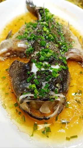 清蒸笋壳鱼是以笋壳鱼为主要原材料,配上姜,葱,酱油等,口味鲜香,营养